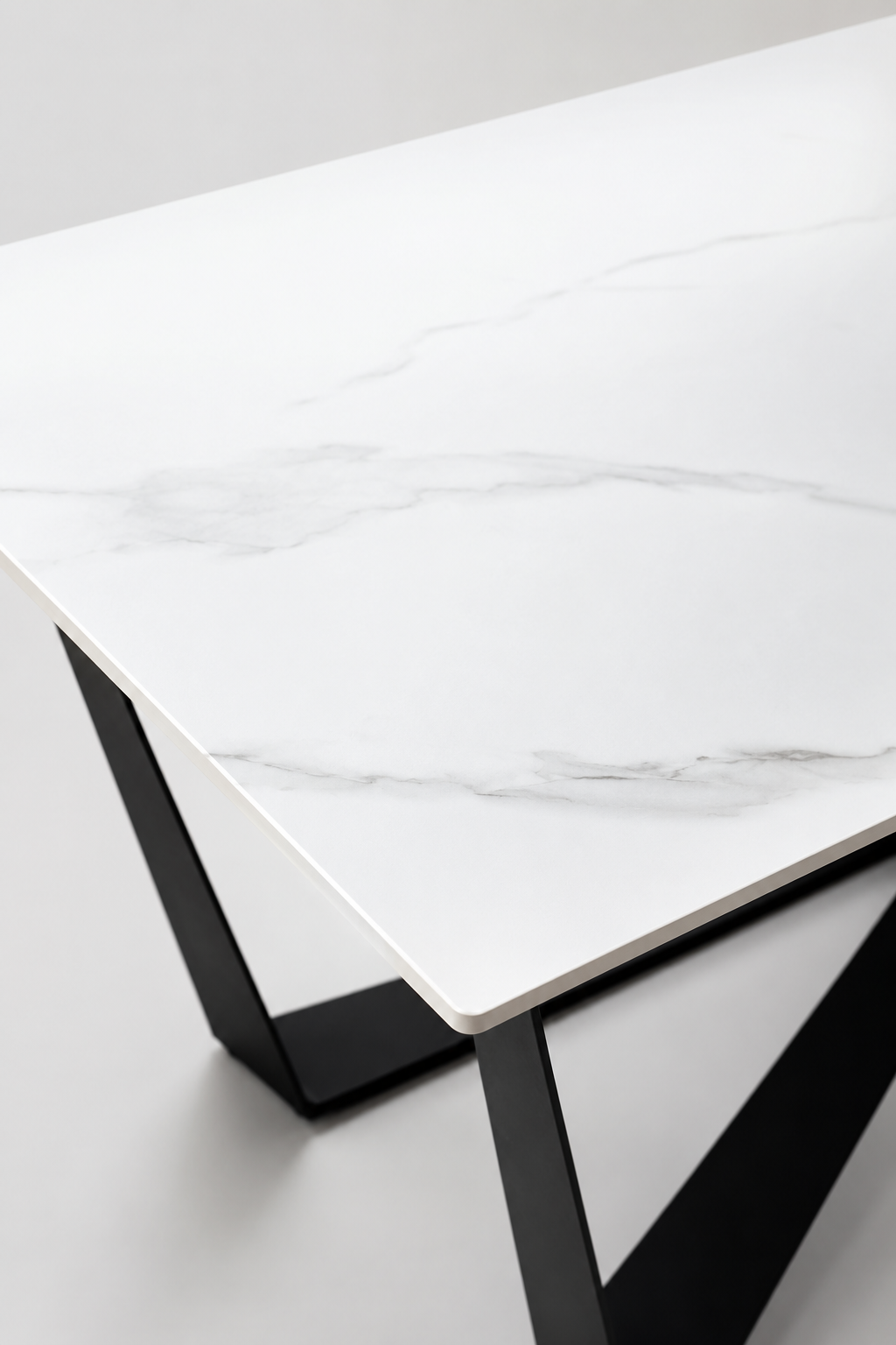 Mesa de Comedor Volta | Mesa con Top Cerámico Marmoleado y Base de Metal Negra