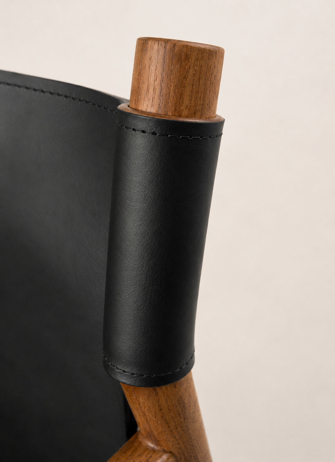 Silla de Sala Arlo | Sillón Mid-Century de Madera y Cuero 100% Natural
