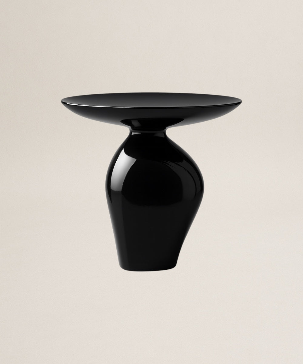 Mesa auxiliar Cairo Obsidian negra con forma escultÃ³rica