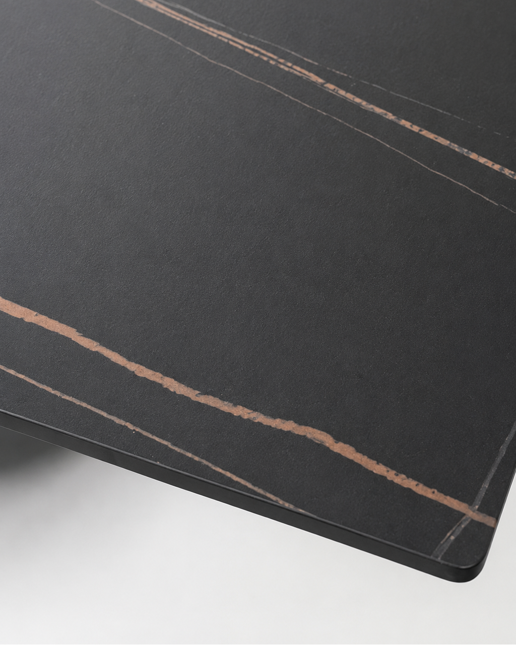 Mesa Vanta | Mesa de Comedor con Top Cerámico Negro Mate y Base Metálica