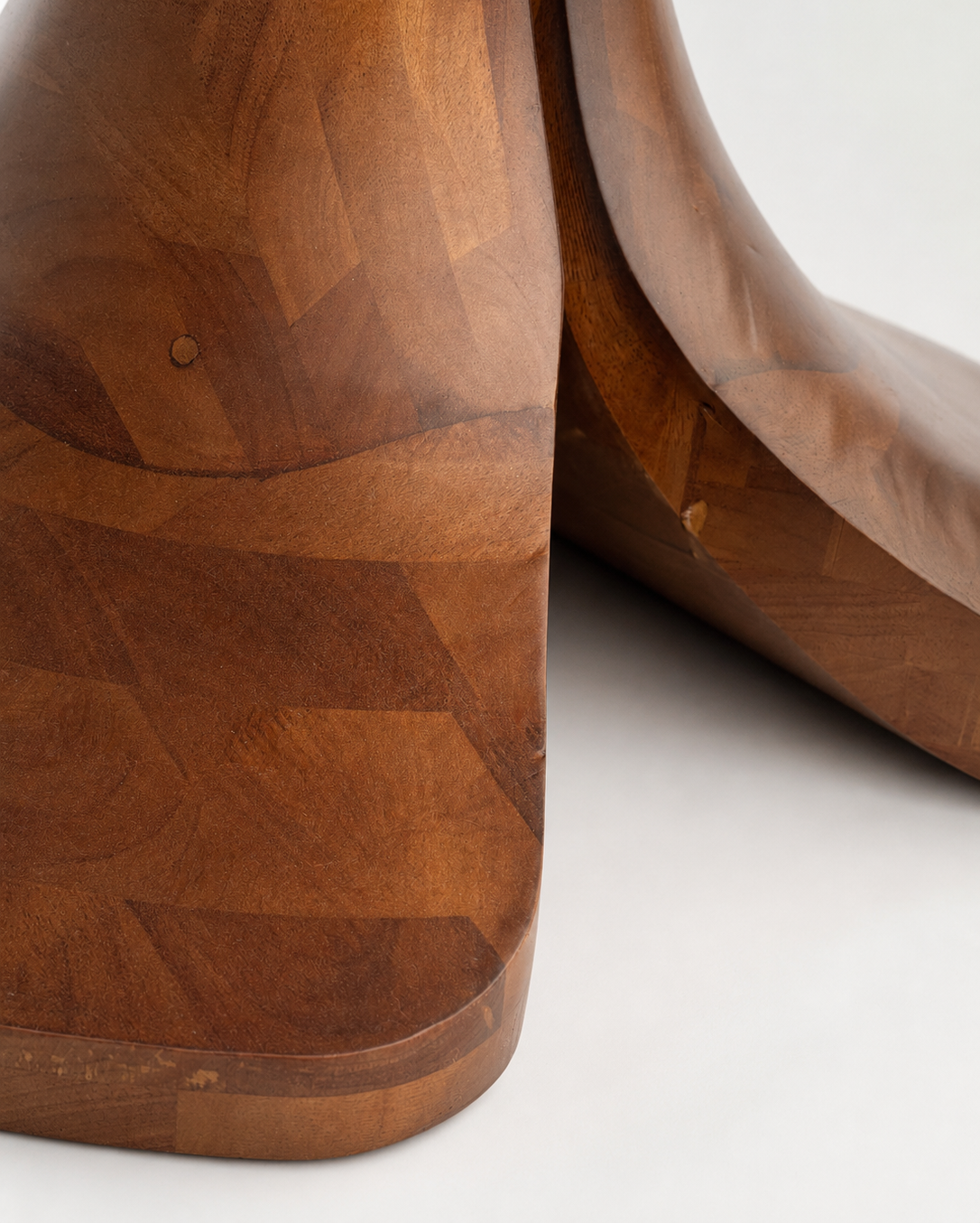 Mesa de Comedor Lina | Mesa Redonda con Top Cerámico Negro y Base de Madera Sólida