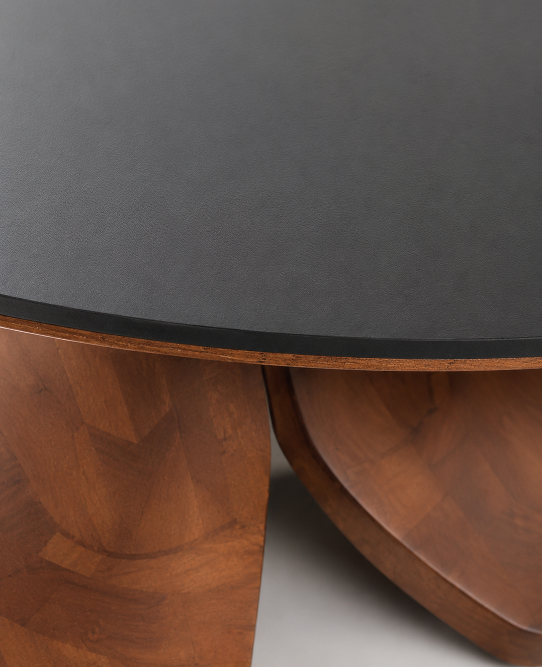 Mesa de Comedor Lina | Mesa Redonda con Top Cerámico Negro y Base de Madera Sólida